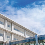 学校の校舎と青空